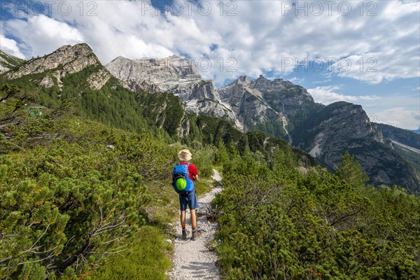 Hikers on the ascent to the Rifugio San Marco