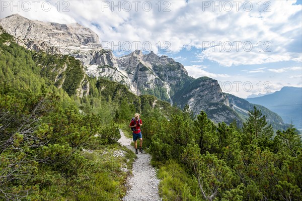 Hikers on the ascent to the Rifugio San Marco