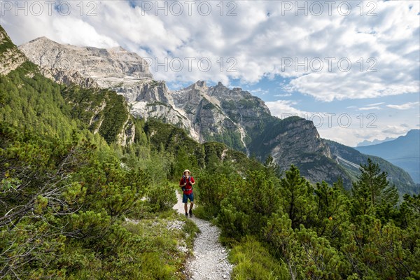 Hikers on the ascent to the Rifugio San Marco