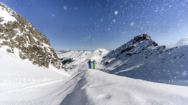 Two ski tourers on the ski tour to the Geierspitze