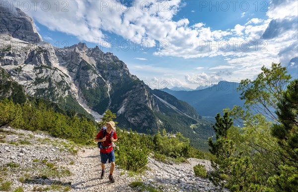 Hikers on the ascent to the Rifugio San Marco