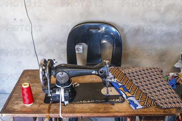 Sewing machine and African fabrics in seamstress workshop
