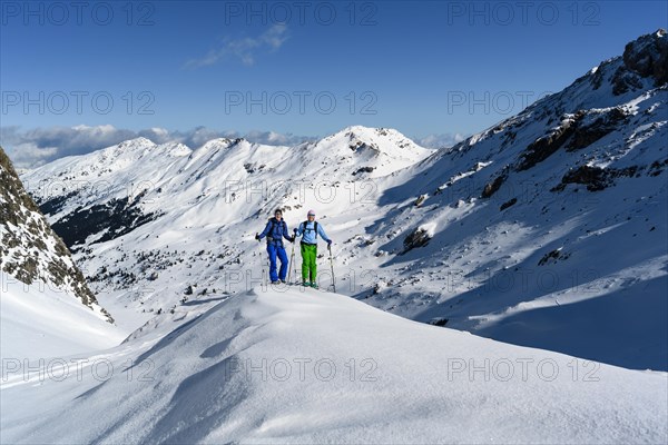 Two ski tourers on the ski tour to the Geierspitze