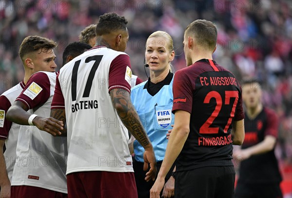 Referee Bibiana stone house in the middle of Jerome Boateng