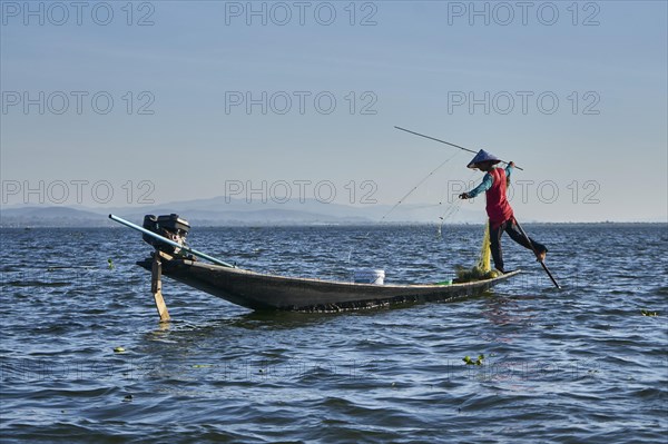 Monopod with fishing net