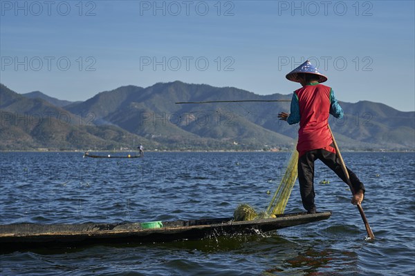 Monopod with fishing net