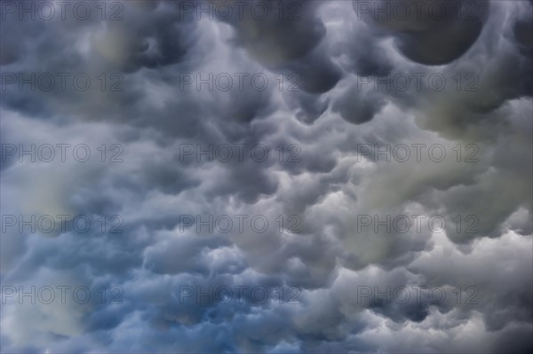 Mammatus clouds