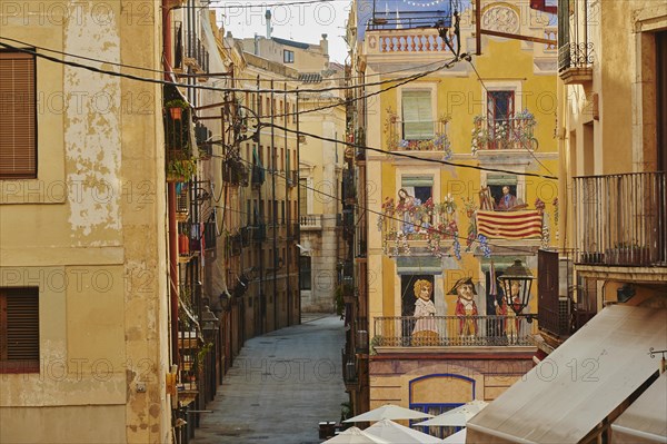 Narrow alleyway