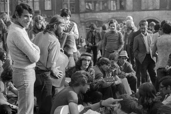 Hippies making music on Dam Square