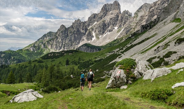 Two hikers on a marked hiking trail from the Adamekhuette to the Hofpuerglhuette