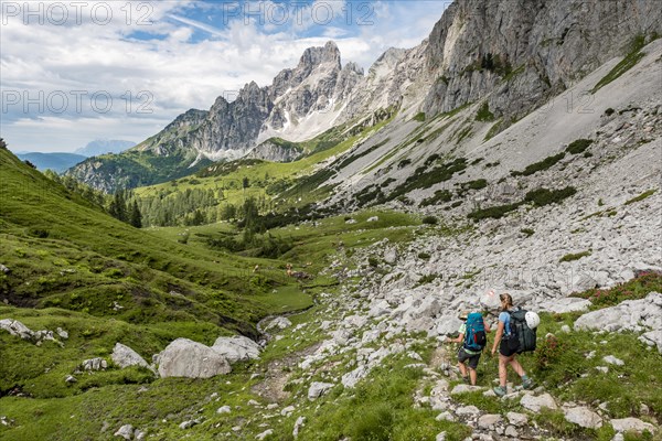 Two hikers on a marked hiking trail from the Adamekhuette to the Hofpuerglhuette