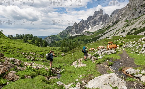 Two hikers on a marked hiking trail from the Adamekhuette to the Hofpuerglhuette