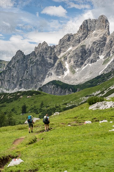 Two hikers on a marked hiking trail from the Adamekhuette to the Hofpuerglhuette