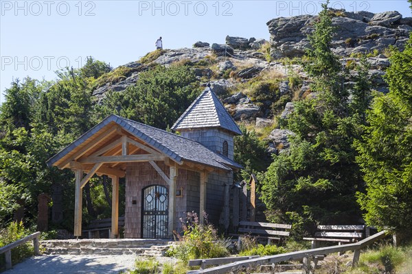 Chapel in front of rocks of the Grosser Seeriegel