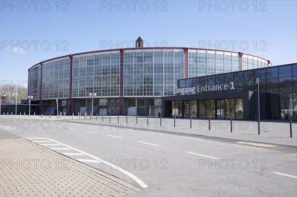 Empty square in front of the entrance to Westfalenhalle 1