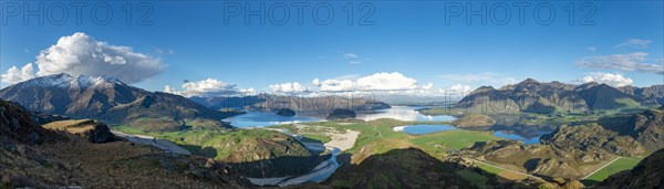 Panoramic views of Wanaka Lake and mountains, Rocky Peak