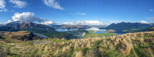 Panoramic views of Wanaka Lake and mountains, Rocky Peak