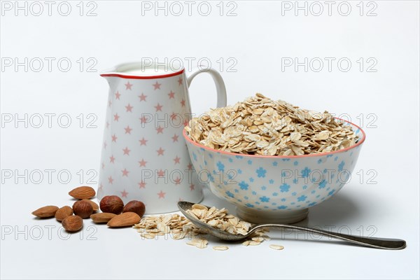 Rolled oats in shell, milk and nuts