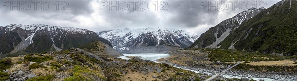 Hanging bridge over Hooker River, behind Hooker Lake and Mount Cook