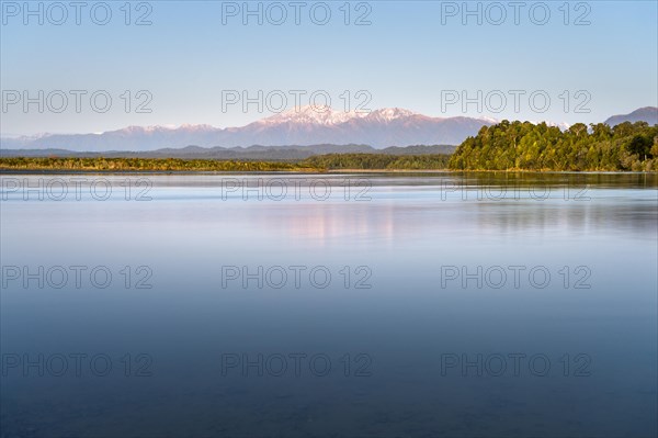 Lagoon of Quinlin Creek, in the back New Zealand Alps