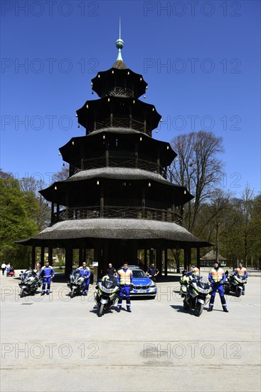 Group photo Munich police in front of the Chinese Tower, Corona crisis