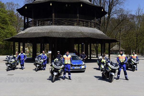 Group photo Munich police in front of the Chinese Tower, Corona crisis