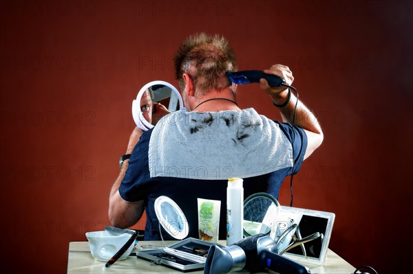 Man cutting his hair