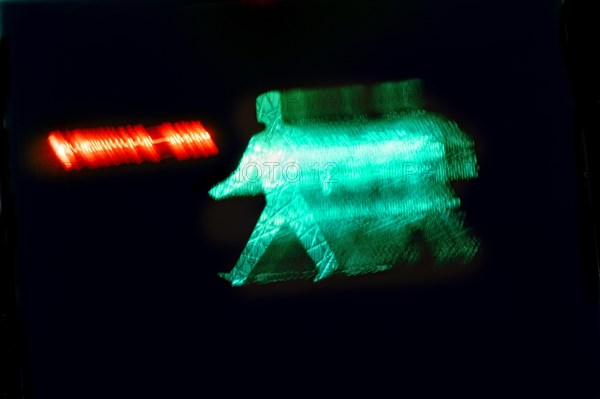 Grnes traffic light man and red light