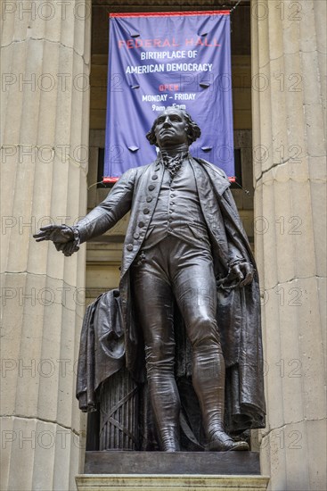 George Washington Memorial in front of the Federal Hall in Wall Street