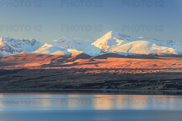 Lake Pukaki in front of snowy mountain range