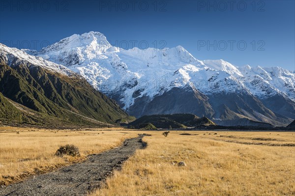 Gravel road in Tasman River Valley