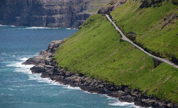 Coastal road to Tjoernuvik or Tjornuvik