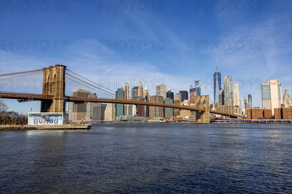 View from Main Street Park over the East River to the skyline of Lower Manhattan with Brooklyn Bridge