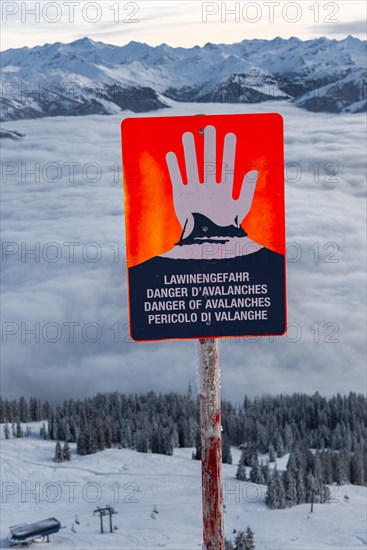 Avalanche danger sign in a skiing area