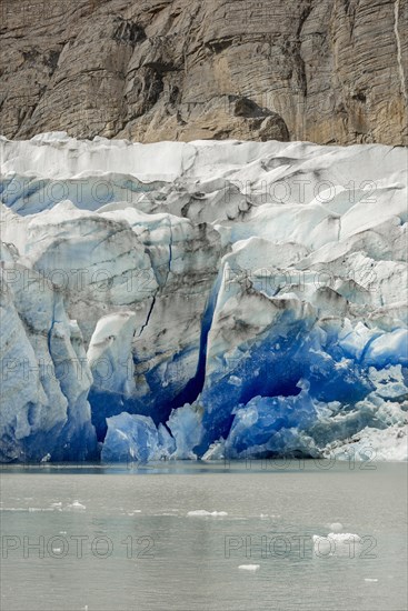 Ice of the glacier wall