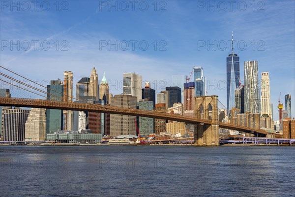 View from Main Street Park over the East River to the skyline of Lower Manhattan with Brooklyn Bridge