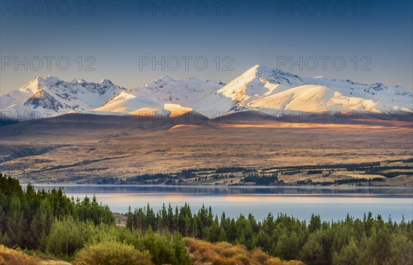 Lake Pukaki in front of snowy mountain range