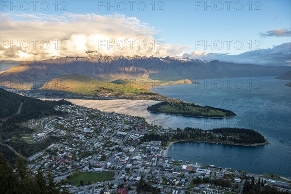 View of Lake Wakatipu and Queenstown