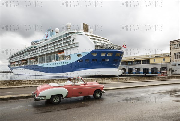 Cruise ship and US classic car from the 1950s at the cruise terminal of Havana