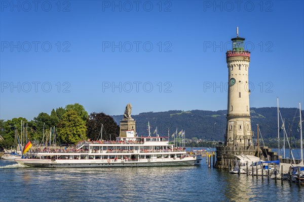 Excursion ship leaves the harbour