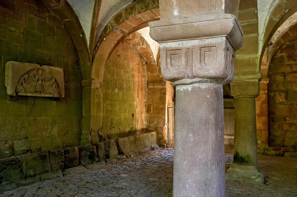 Columns and vaults in the gatehouse