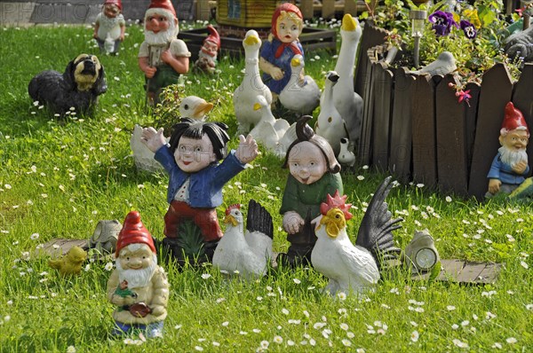 Garden gnomes from fairy tale Max and Moriz with chickens