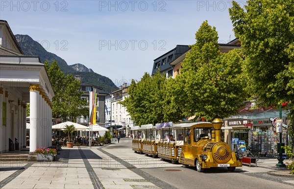 Stroll in front of the Trinkhalle in the pedestrian zone