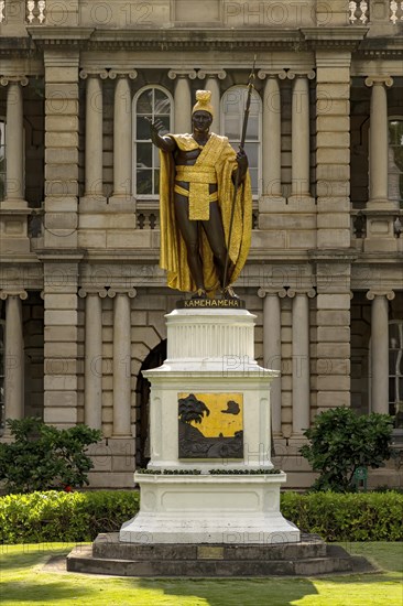 Kamehameha I statue in front of the Supreme Court of the State of Hawaii