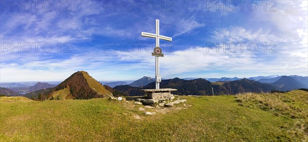 Summit cross on the Loibersbacher Hoehe