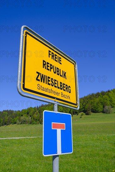 Traffic sign Sackstrasse and place name sign with the inscription Free Republic Zwieselberg state-free district