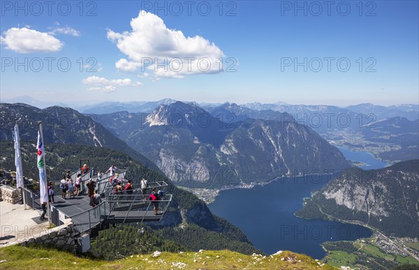 View from the Five Finger viewpoint to Lake Hallstatt