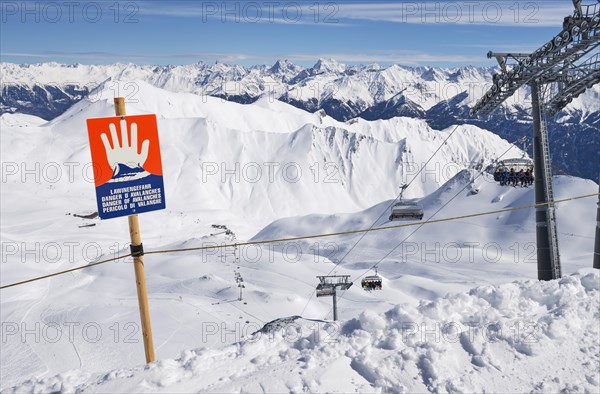 Avalanche danger warning sign