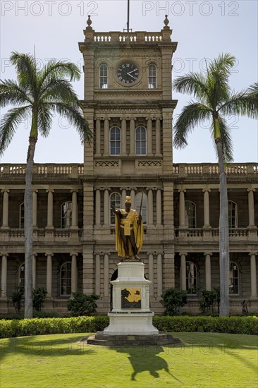 Kamehameha I statue in front of the Supreme Court of the State of Hawaii