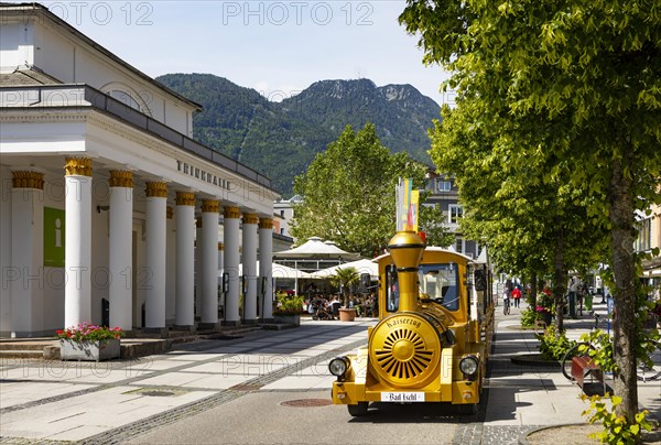 Stroll in front of the Trinkhalle in the pedestrian zone